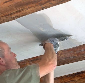 Frilagte tak bjelker: Legg på enda et lag sparkelmasse Frilagte tak bjelker: Legg på enda et lag sparkelmasse